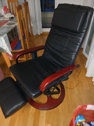 Poltrona massaggio in pelle nera e legno