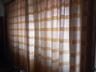 Cortinas beige con rayas y estampado... 4,30 euros