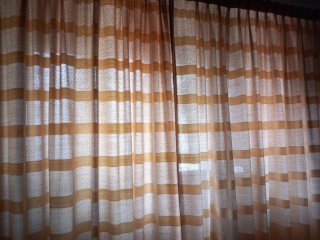 Cortinas beige con rayas y estampado... 4,30 euros