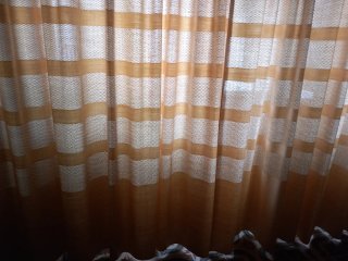 Cortinas beige con rayas y estampado... 4,30 euros