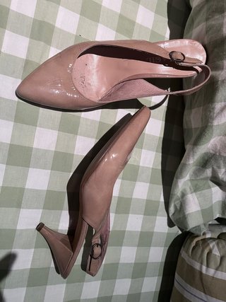 Zapatos tacón charol beige
