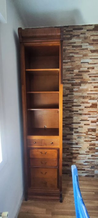 Mueble de madera alto con cajones