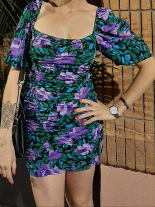 Vestido Bershka floral morado y verde