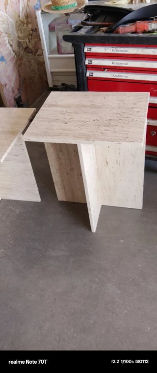 Mesa auxiliar de mármol beige