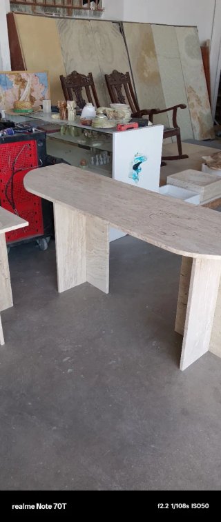 Mesa auxiliar de mármol beige