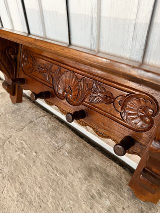 Perchero de madera maciza tallado