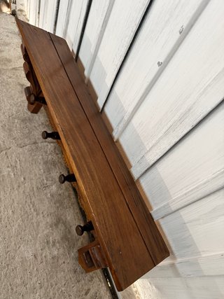 Perchero de madera maciza tallado