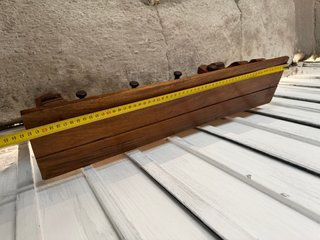 Perchero de madera maciza tallado