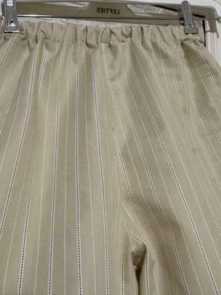 Pantalón corto de rayas beige