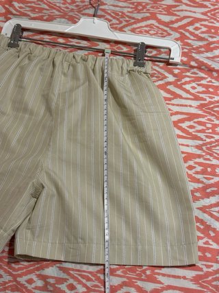 Pantalón corto de rayas beige