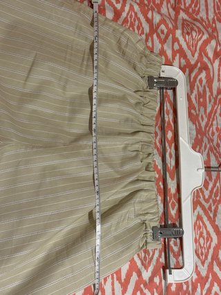 Pantalón corto de rayas beige