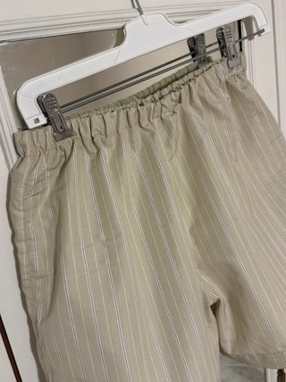 Pantalón corto de rayas beige