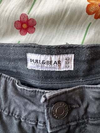Pantalones cargo pitillo Pull and Bear negros