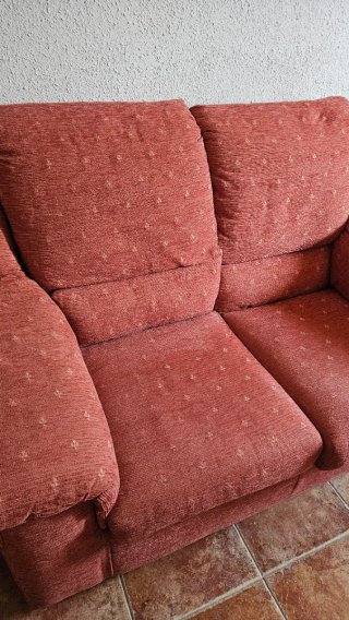 Sofá de tela rosa y rojo