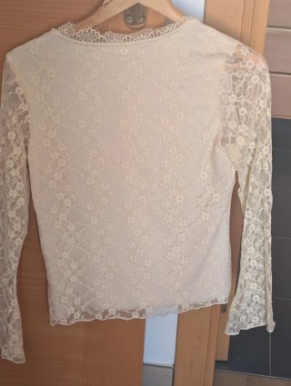 Camiseta beige encaje manga larga