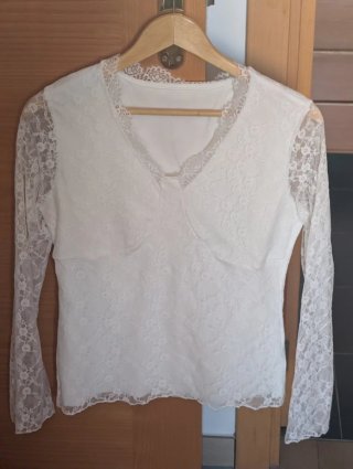 Camiseta beige encaje manga larga