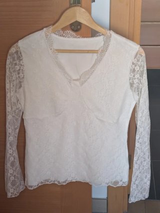 Camiseta beige encaje manga larga