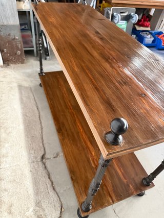 Estantería de madera y metal