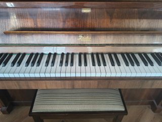 Piano de pared Rosler madera nogal (Casa Petrof)
