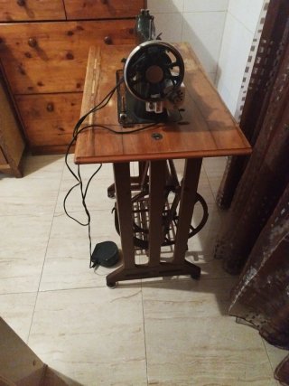 Máquina de coser HEXAGON antigua y funcional