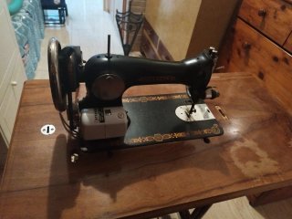 Máquina de coser HEXAGON antigua y funcional