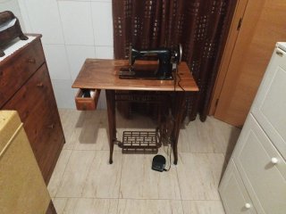 Máquina de coser HEXAGON antigua y funcional