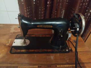 Máquina de coser HEXAGON antigua y funcional