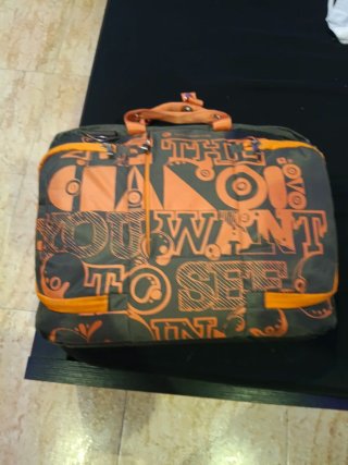Bolso de mano/portadocumentos con diseño y portáti