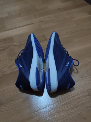 Zapatillas ASICS azules y blancas