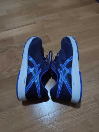 Zapatillas ASICS azules y blancas