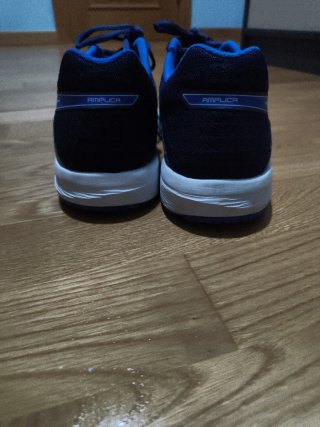 Zapatillas ASICS azules y blancas