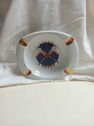 Cenicero de cerámica con escudo
