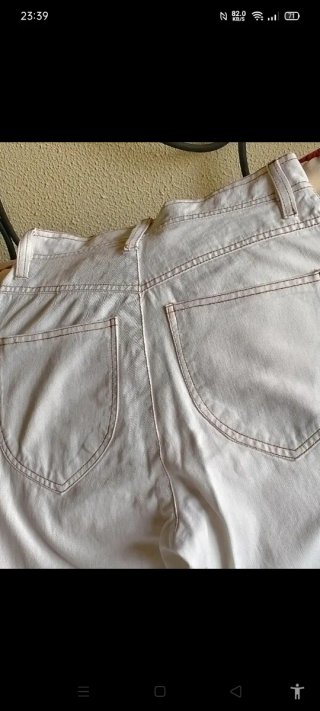 Pantalón vaquero blanco tiro alto