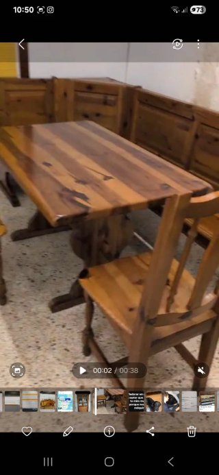 Mesa y bancos de madera rústica