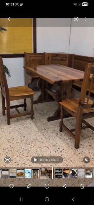 Mesa y bancos de madera rústica