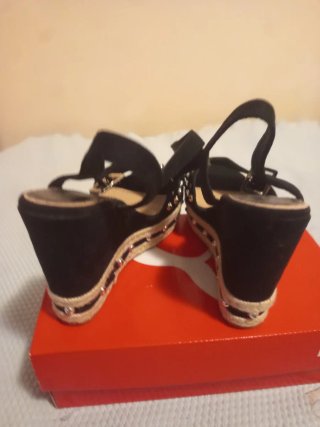 Sandalias cuña tacón negras y plateadas