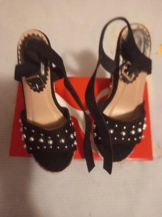 Sandalias cuña tacón negras y plateadas