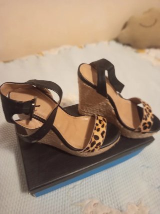 Sandalias cuña tacón negras y plateadas