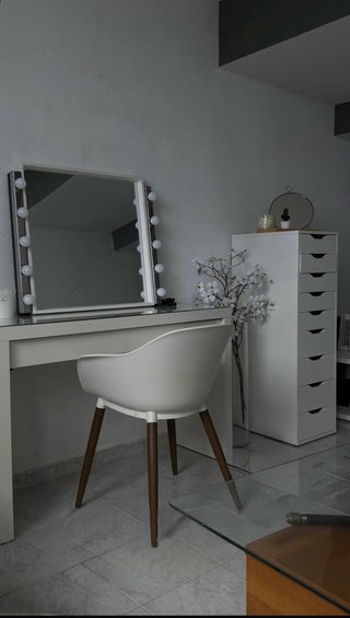 Set completo di trucco IKEA bianco in vendita per trasloco