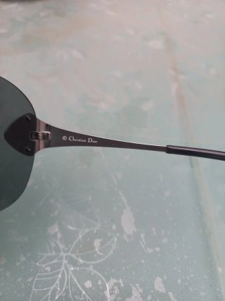 Occhiali da sole neri e marroni