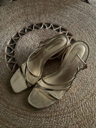Sandalias doradas Stradivarius Talla 37
