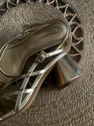 Sandalias doradas Stradivarius Talla 37