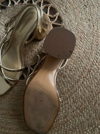 Sandalias doradas Stradivarius Talla 37