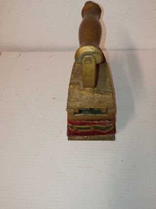 Antigua Plancha de Carbón Decorada con Terciopelo