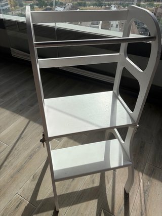 Torre de aprendizaje infantil blanca