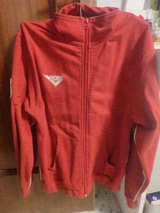 Chaqueta Pony Roja con Parche