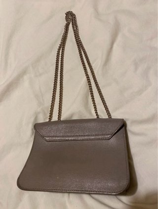 Mala Furla castanha com fecho dourado