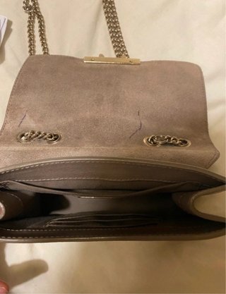 Mala Furla castanha com fecho dourado