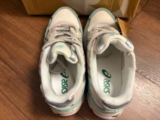 Zapatillas Asics Beige y Verde Agua