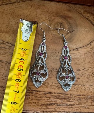 Pendientes artesanales estilo Art Déco plateados.